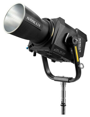 Nanlux Evoke 1200B Spot Light with FL-35YK Fresnel lens and Flight Case Nanlux Evoke 1200B Spot Light with FL-35YK Fresnel lens and Flight Case Op&amp;scaron;te karakteristike: - snaga: 1200W- temperatura boje: 2700K - 6500K- CRI (Color Rendering...