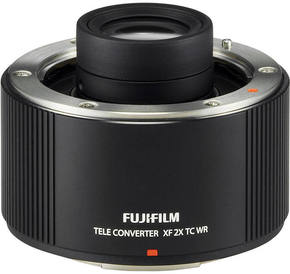 Fujinon XF 2X TC WR Teleconverter Fujinon XF 2X TC WR Teleconverter duplira žižnu daljinu objektiva koji su montirani na njega (ali i za toliko smanjuje otvor blende) i za početak biće kompatiblan sa telefoto objektivima Fujinon XF 50-140mm f/2.8...