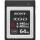Sony XQD G 64GB 440MB/s Sony XQD G 64GB 440MB/s pripada G seriji XQD memorijskih kartica, koje su specijalno dizajnirane za fotografije RAW formata i video zapise visoke rezolucije, pre svega za 4K video snimanje DSLR fotoaparatima...